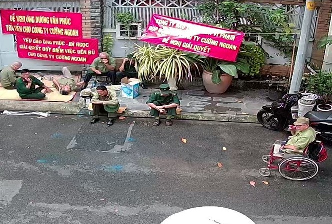 Đóng cửa công ty vì bị nhóm người ‘khủng bố’ đòi nợ Nhóm người tự xưng cựu chiến binh đến 'khủng bố' công ty ở Sài Gòn.