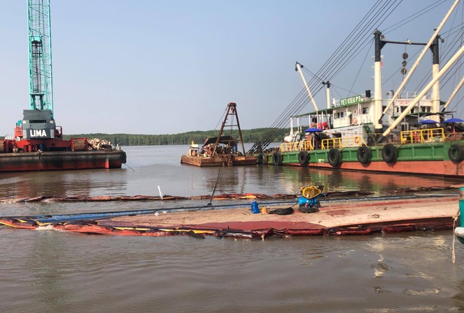 Tìm kiếm 2 người mất tích khi trục vớt tàu 8.000 tấn gặp khó khăn do thuỷ triều Khu vực các nạn nhân mất tích khi trục vớt tàu 8.000 tấn.