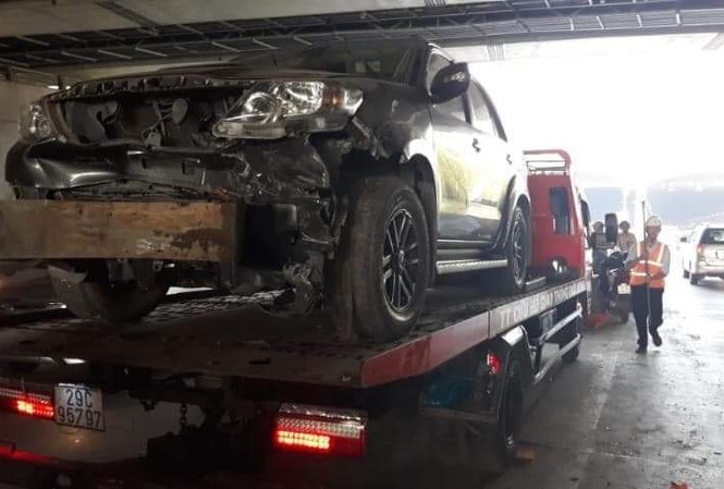Ô tô 7 chỗ chở đầy thuốc lá gây tai nạn trong hầm Thủ Thiêm Chiếc xe được đưa về công an.