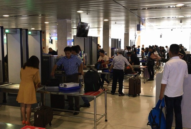 Sân bay Tân Sơn Nhất mất điện đột ngột lúc sáng sớm Sau khi mất điện, hệ thống đã chuyển đổi sang sử dụng nguồn máy phát điện dự phòng.