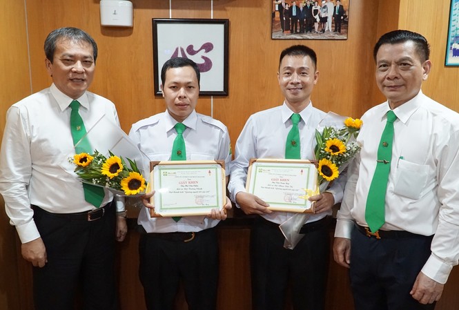Vừa chở người bị chém gần lìa cánh tay đi cấp cứu, tài xế taxi lại đỡ đẻ trên xe Anh Chiến (thứ 2 từ trái qua) được nhận bằng khen sau cú đúp cứu người.