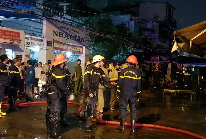 Nhà 5 tầng ở Sài Gòn bốc cháy nghi ngút, cả khu dân cư náo loạn Lực lượng chức năng có mặt dập lửa.