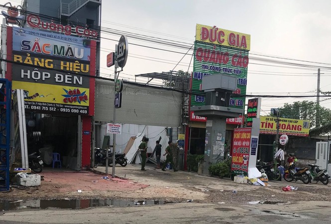 Cảnh sát nổ súng khống chế tên ngáo đá đánh đập vợ con dã man ở Sài Gòn Hiện trường vụ việc.