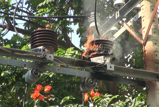 Nổ trạm biến áp ở Sài Gòn, nam thanh niên bị cháy đen Trạm biến áp bốc cháy sau vụ nổ.