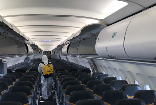 Một người nghi nhiễm Covid-19 bay từ London về TPHCM, cách ly cả chuyến bay Máy bay chở hành khách nghi nghiễm Covid-19 đã được khử trùng.