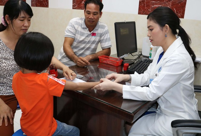 Bệnh nhân đầu tiên ở Việt Nam được phát hiện mắc di truyền hiếm gặp, thế giới chỉ vài ca Bác sĩ thăm khám, tư vấn cho gia đình bệnh nhi.