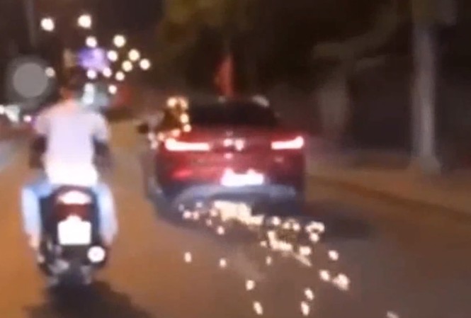 Truy đuổi nữ tài xế lái BMW gây tai nạn rồi bỏ chạy náo loạn đường phố Nữ tài xế lái xe bỏ chạy bị truy đuổi.