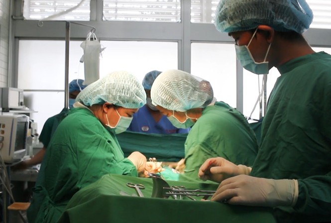 Bác sĩ hai bệnh viện phối hợp cứu sống mẹ con thai phụ bị ung thư cực kỳ hiếm gặp Các bác sĩ mổ bắt con cho bệnh nhân.