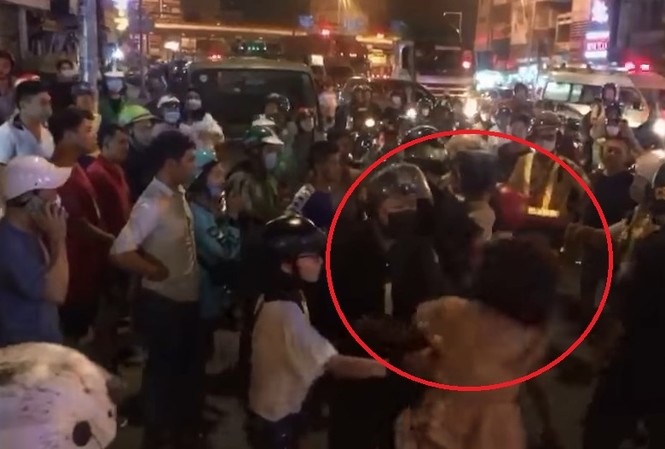 Cô gái đánh, cắn vào tay Cảnh sát cơ động khi bị kiểm tra nồng độ cồn Cô gái giằng co, cắn tay Cảnh sát cơ động (ảnh cắt từ Clip).