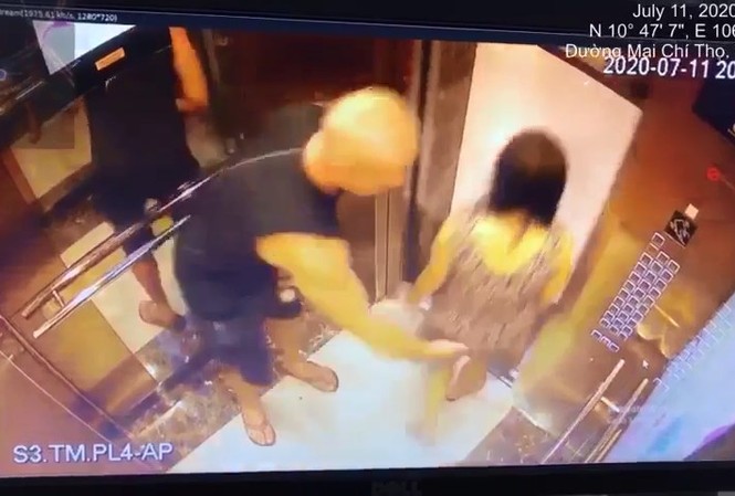 Người đàn ông ngoại quốc vỗ mông phụ nữ trong thang máy bị phạt 200 nghìn đồng Người đàn ông ngoại quốc vỗ mông phụ nữ trong thang máy bị phạt 200.000 đồng.
