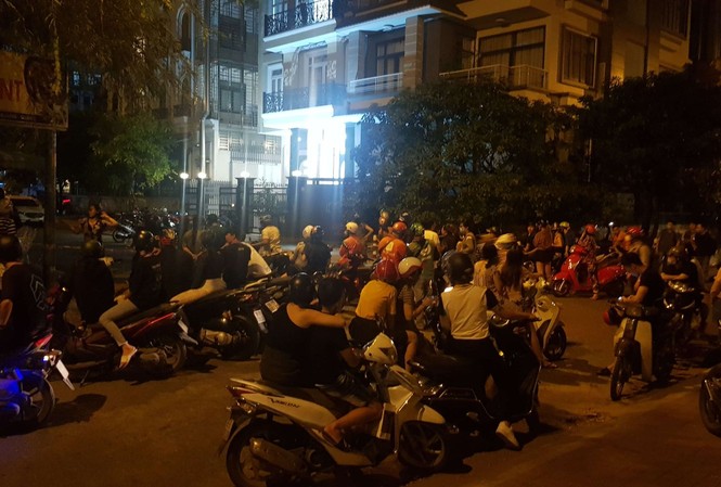 Thi thể không nguyên vẹn trong vali ở TP.HCM là nam giới, quốc tịch Hàn Quốc Nhiều người dân theo dõi công an điều tra hiện trường tối 27/11.