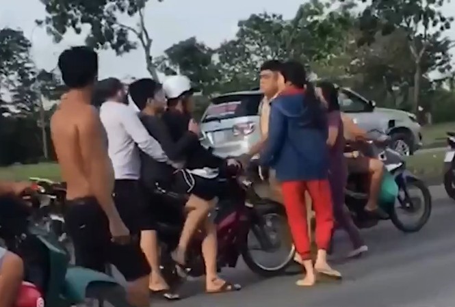Bắt khẩn cấp hai đối tượng đánh CSGT khi bị dừng xe Nhóm người xô đẩy, đánh CSGT đang làm nhiệm vụ.