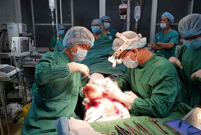 Nối bàn chân bị đứt lìa của người đàn ông 50 tuổi nhờ kích hoạt báo động đỏ Các bác sĩ thực hiện phẫu thuật nối bàn chân cho bệnh nhân.