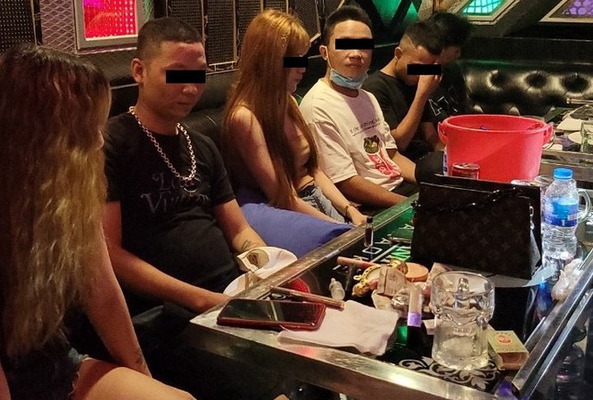 Hàng chục nam nữ phê ma túy trong phòng thu âm không phép ở Sài Gòn Nhiều thanh niên phê ma túy tại phòng thu âm không phép.