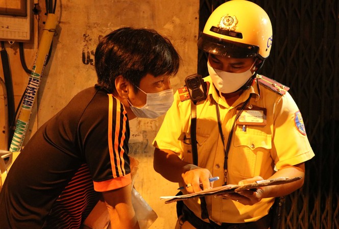 CSGT TPHCM huy động 100% lực lượng đảm bảo an toàn giao thông Lễ Giáng sinh Ngoài công tác điều tiết, CSGT cũng tăng cường xử lý các hành vi vi phạm luật giao thông.