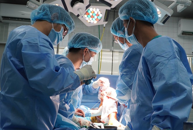 Lần đầu tiên đưa vật liệu 'siêu đặc biệt' từ nước ngoài về ghép cho người bị ung thư xương Các bác sĩ phẫu thuật ghép xương cho bệnh nhân.