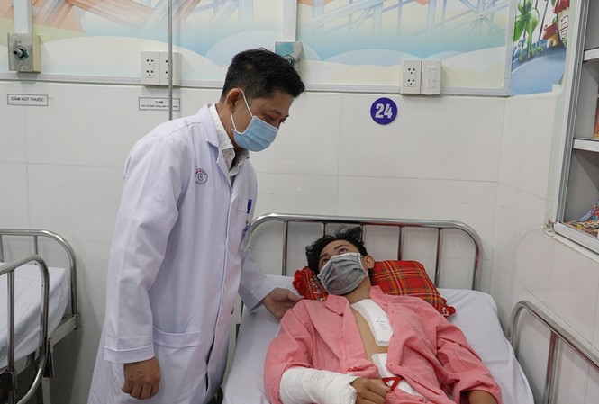 Cuộc đại phẫu 14 tiếng cứu thiếu niên 14 tuổi bị tai nạn giao thông Bệnh nhân được cứu sống sau khi trải qua cuộc đại phẫu kéo dài 14 tiếng.