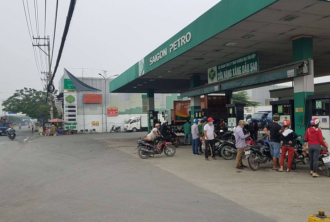 Công an điều tra vụ nổ súng trước trạm xăng trên quốc lộ 1A Khu vực xảy ra vụ việc.