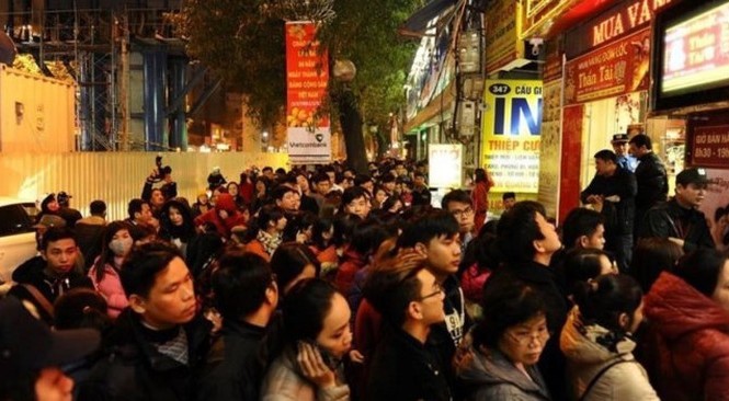 Ngày vía Thần tài chỉ 'vỗ béo' dân buôn vàng Người dân xếp hàng nửa đêm mua vàng ngày vía Thần tài năm 2018