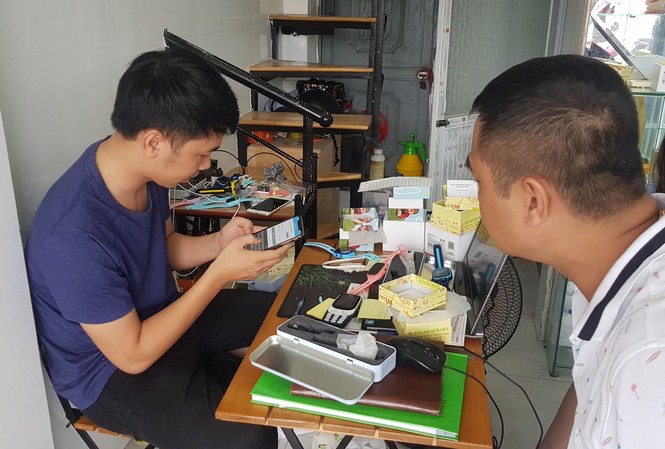 Phụ huynh đổ xô mua đồng hồ định vị sau vụ học sinh trường Gateway bị bỏ quên Phụ huynh đổ xô mua đồng hồ định vị sau vụ học sinh trường Gateway bị bỏ quên
