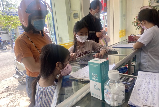 Người dân 'săn' nước súc họng sát khuẩn phòng bệnh Người dân 'săn' nước súc họng sát khuẩn phòng bệnh