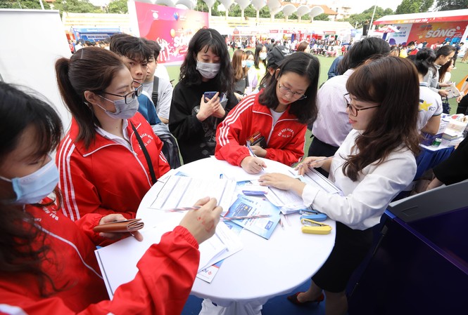Sau 7 tiếng khai mạc, Sóng Festival phát 5.500 thẻ chip miễn phí Các bạn trẻ hào hứng check-in tại Sóng Festival