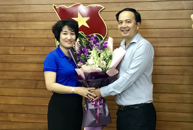 Chị Lê Hồng Hạnh làm Chủ tịch Công đoàn cơ quan T.Ư Đoàn Đồng chí Nguyễn Anh Tuấn, Phó Bí thư thường trực Đảng ủy cơ quan Trung ương Đoàn tặng hoa chúc mừng chị Lê Hồng Hạnh