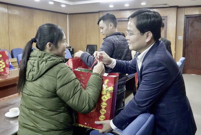 Bí thư thứ nhất TW Đoàn: Quan tâm chăm lo Tết cho người lao động hoàn cảnh khó khăn Bí thư thứ nhất Trung ương Đoàn tặng quà Tết cho người lao động đặc biệt khó khăn