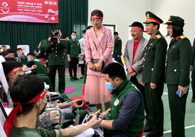 Sôi nổi Chủ nhật Đỏ tại Học viện Hậu cần Đại diện lãnh đạo Học viện, Bệnh viện 108, báo Tiền Phong... thăm, động viên cán bộ, chiến sỹ hiến máu
