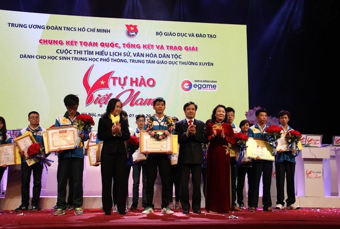 'Tự hào Việt Nam' – Cách học lịch sử vô cùng thú vị Huỳnh Thanh Thân, học sinh lớp 11 (Khánh Hòa) đạt giải nhất và được trao vòng nguyệt quế cuộc thi “Tự hào Việt Nam”