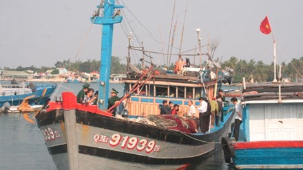 Phản đối tàu Trung Quốc tấn công, cướp phá tàu cá Việt Nam Tàu cá QNa 91939 trở về đất liền sau chuyến biển kinh hoàng, bị cướp sạch. Ảnh: Nguyễn Thành