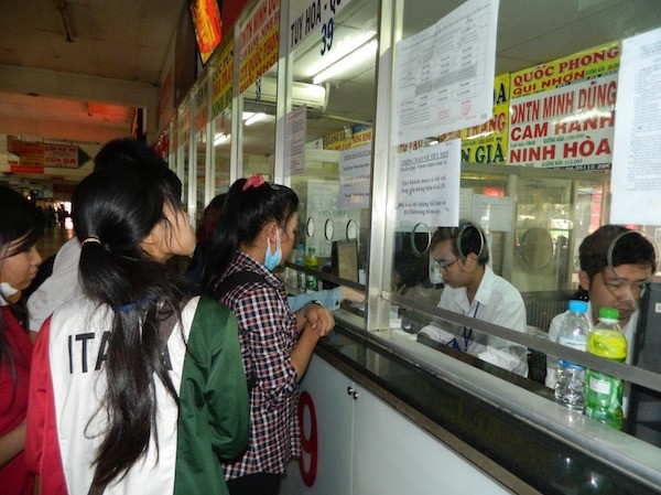 Giá vé xe khách tăng cao nhất 40% trong dịp lễ 30/4 Hành khách mua vé tại bến xe Miền Đông