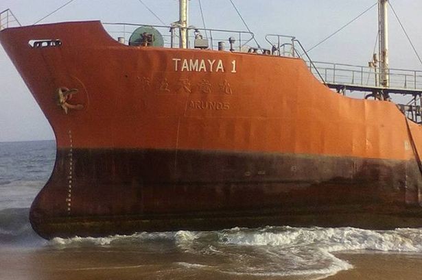 Hoảng hồn thấy tàu ‘ma’ dạt vào bờ sau 3 tuần mất tích Con tàu ma Tamaya 1 dạt vào bờ.