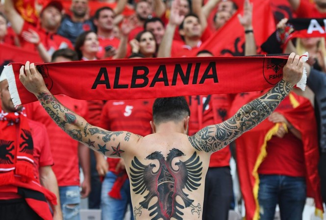 Chiêm ngưỡng những hình xăm ấn tượng trên khán đài Euro Một fan của ĐTQG Albania xăm trên lưng hình con đại bàng hai đầu hùng dũng - biểu tượng xuất hiện trên quốc kì Albania.