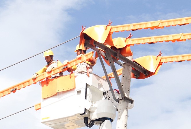 Đà Nẵng: Sửa đường dây không cần cắt điện Công nhân tiến hành sửa chữa điện trực tiếp trên đường dây mang điện. Ảnh: Thanh Trần.