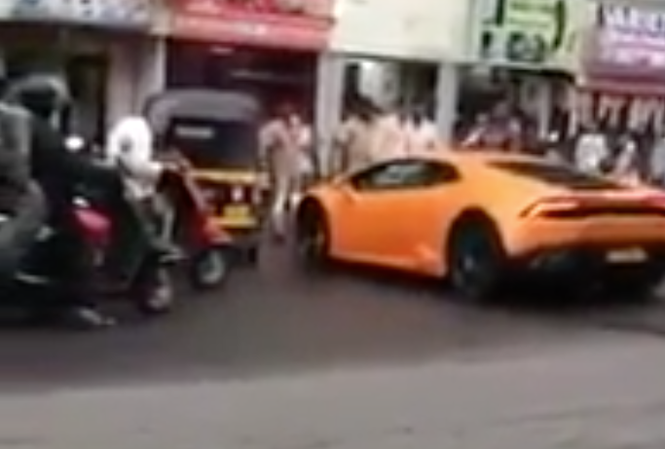 Nữ tài xế đâm hỏng siêu xe Lamborghini chồng tặng Nữ tài xế đâm hỏng siêu xe Lamborghini chồng tặng