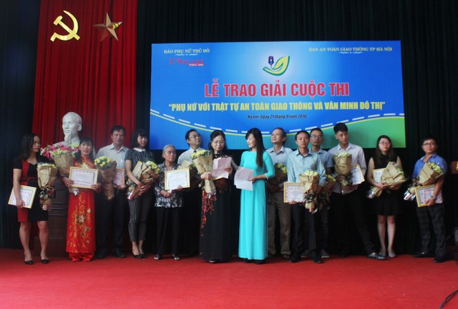 Phụ nữ 'hiến kế' xây dựng văn minh đô thị và trật tự ATGT Các tác giả nhận giải tại lễ trao giải cuộc thi “Phụ nữ với trật tự an toàn giao thông và văn minh đô thị”.