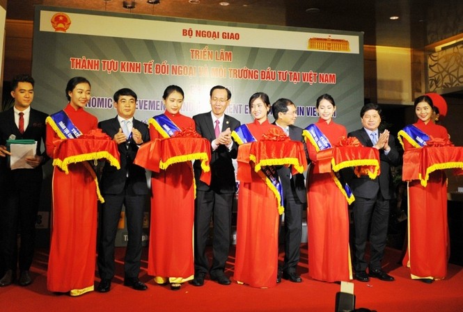 Vietcombank đồng hành cùng Hội nghị Kinh tế đối ngoại năm 2016 Ông Nghiêm Xuân Thành - Chủ tịch HĐQT Vietcombank (thứ 3 từ trái sang) cùng lãnh đạo UBND TP Hồ Chí Minh, Bộ Ngoại giao, Bộ Nông nghiệp và Phát triển Nông thôn cắt băng khai mạc Triển lãm Thành tựu kinh tế đối ngoại và Môi trường đầu tư tại Việt Nam.