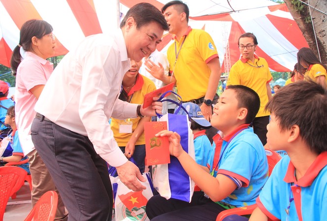 Lãnh đạo TPHCM tặng quà Tết đến 2.000 trẻ nghèo ngày cận Tết Đinh Dậu Phó Bí thư Thành ủy, Chủ tịch UBND TPHCM Nguyễn Thành Phong trao quà Tết và bao lì xì cho các em tại chương trình “Tổ ấm ngày xuân” năm 2017