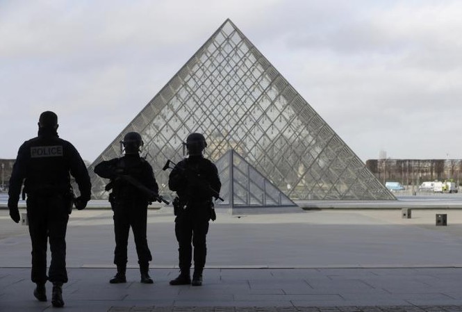Tấn công bằng dao tại bảo tàng Louvre, Pháp Binh lính đứng canh gác tại bảo tàng Louvre sáng 3/2.