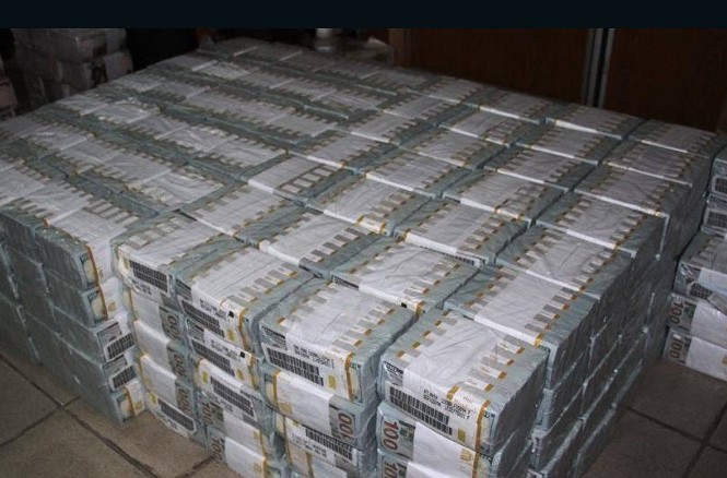 Phát hiện 43 triệu USD tiền mặt chất núi trong căn hộ bí ẩn Số tiền cảnh sát phát hiện trong căn hộ ở Lagos (Nigeria).