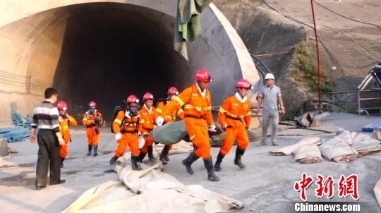 Trung Quốc: Nổ đường hầm tàu hỏa, 12 công nhân tử vong Hiện trường cứu hộ vổ nổ đường hầm tàu cao tốc. Ảnh: Chinanews