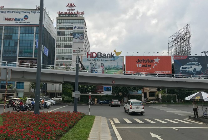Thử nghiệm mở thêm hướng lưu thông để 'giải cứu' Tân Sơn Nhất Mở thêm đường và gắn thêm trụ đèn tín hiệu để giải cứu cửa ngõ Tân Sơn Nhất.