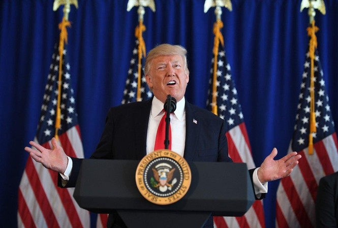 Ông Trump bị chỉ trích vì phản ứng yếu ớt sau vụ bạo động ở Virginia Tổng thống Donald Trump phát biểu trước báo giới về vụ bạo động ở Charlottesville tại Trump National Golf Club (bang New Jersey, Mỹ). Ảnh: Getty Images