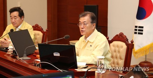 Tổng thống Hàn Quốc kêu gọi Triều Tiên không trầm trọng hóa tình hình Tổng thống Hàn Quốc Moon Jae-in trong cuộc họp Nội các sáng nay, 21/8. Ảnh: Yonhap