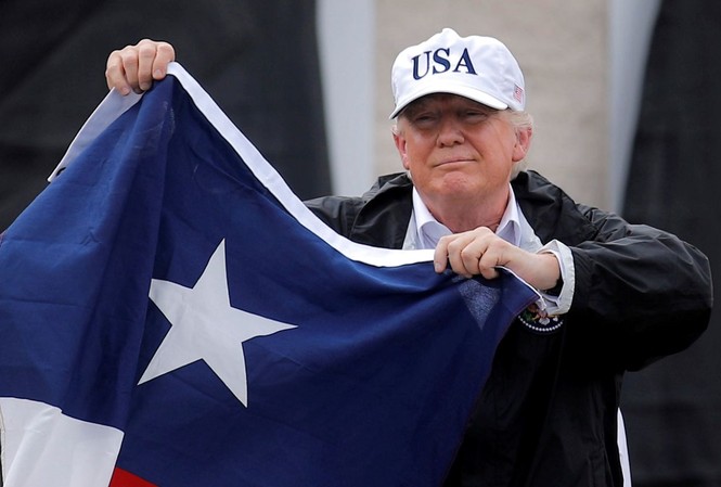 Ông Trump ủng hộ 1 triệu USD cho nạn nhân bão Harvey Tổng thống Trump vẫy lá cờ của bang Texas khi đến thăm bang này vào ngày 29/8. Ảnh: Reuters