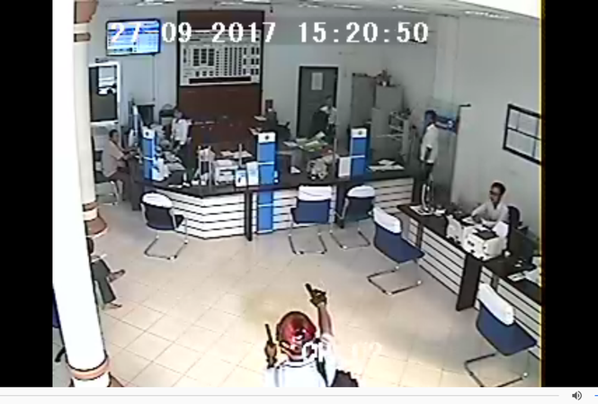 Vụ cướp ngân hàng táo tợn: Nghi phạm khoảng 30 tuổi, nói giọng miền Tây Tên cướp chĩa súng khống chế các ngân hàng