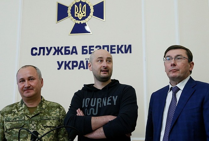 Li kì vụ nhà báo Nga bị bắn chết bất ngờ ‘sống dậy’ Ông Babchenko (giữa) xuất hiện trong cuộc họp báo ngày 30/5. Ảnh: AP