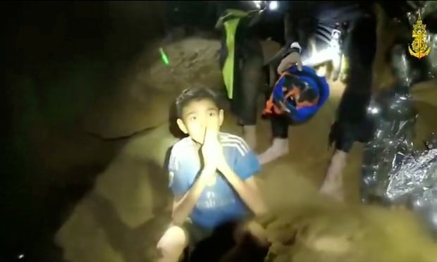 Bên trong hang tối nơi đội bóng nhí Thái Lan mắc kẹt Thành viên đội bóng Thái Lan mắc kẹt trong hang động. Ảnh cắt từ video