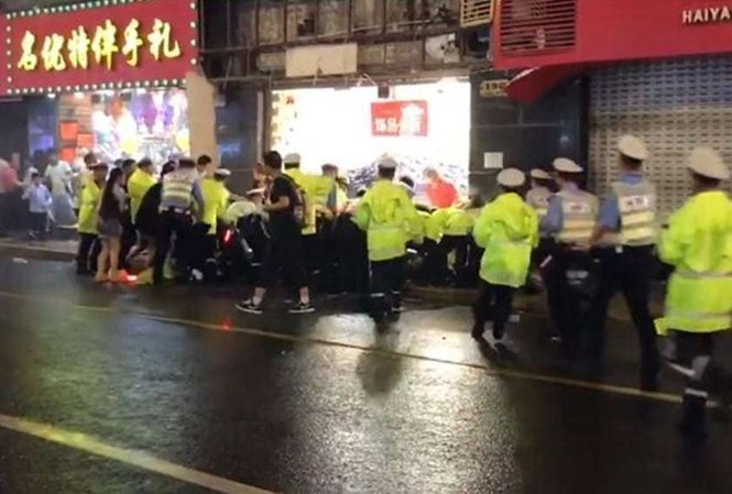 Biển quảng cáo rơi giữa phố đông, 9 người thương vong Hiện trường vụ việc. Ảnh: Shanghaiist